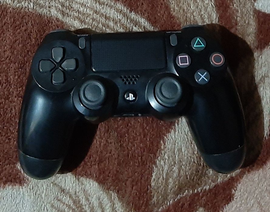 Vând manetă originală PlayStation 4 ps4 în stare bună wireless