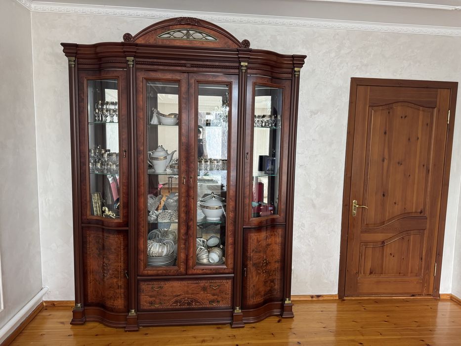 Продается Шкаф-витрина