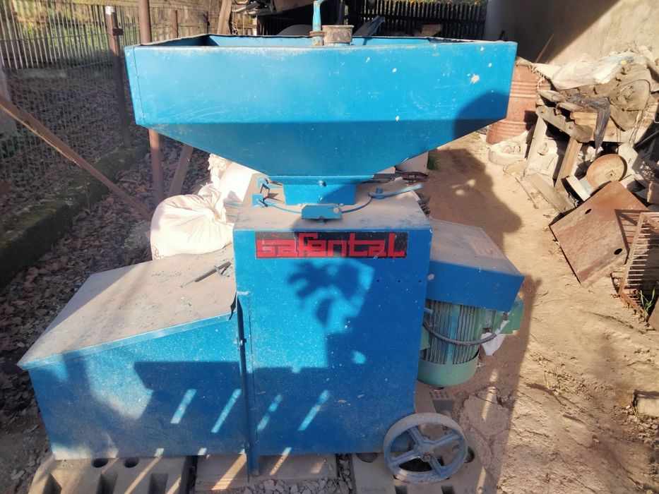 Moară de măcinată cereale cu boabe și coceanul