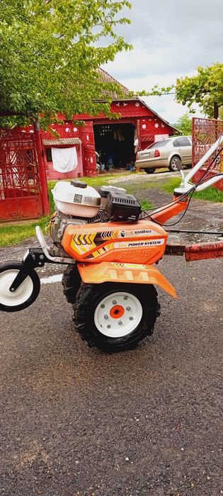 Motocultor cu remorcă și freză aproape nou