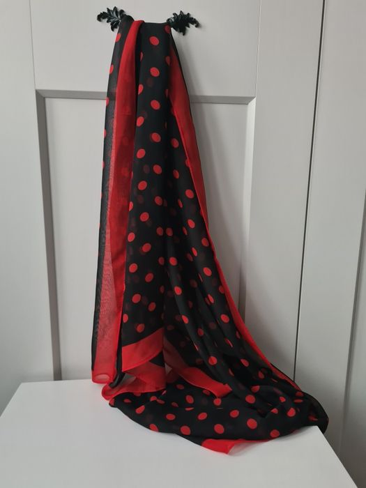 Дамски шал на точки в черно и червено