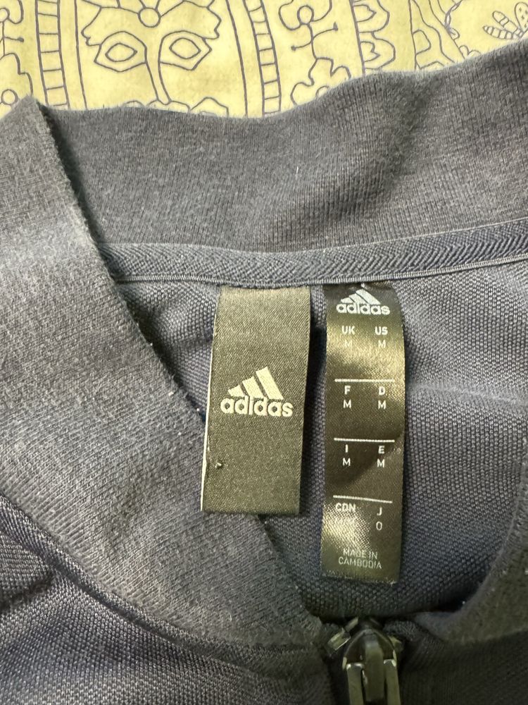 Продавам суитчър Adidas