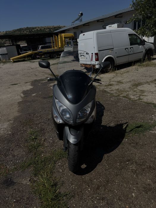 Yamaha T-max скутер