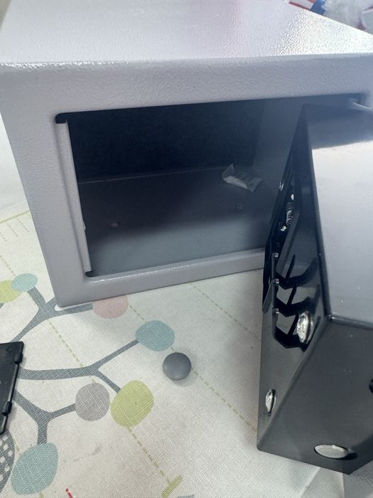 Нов стоманен сейф с пин и ключове , внос Амазон топ цена