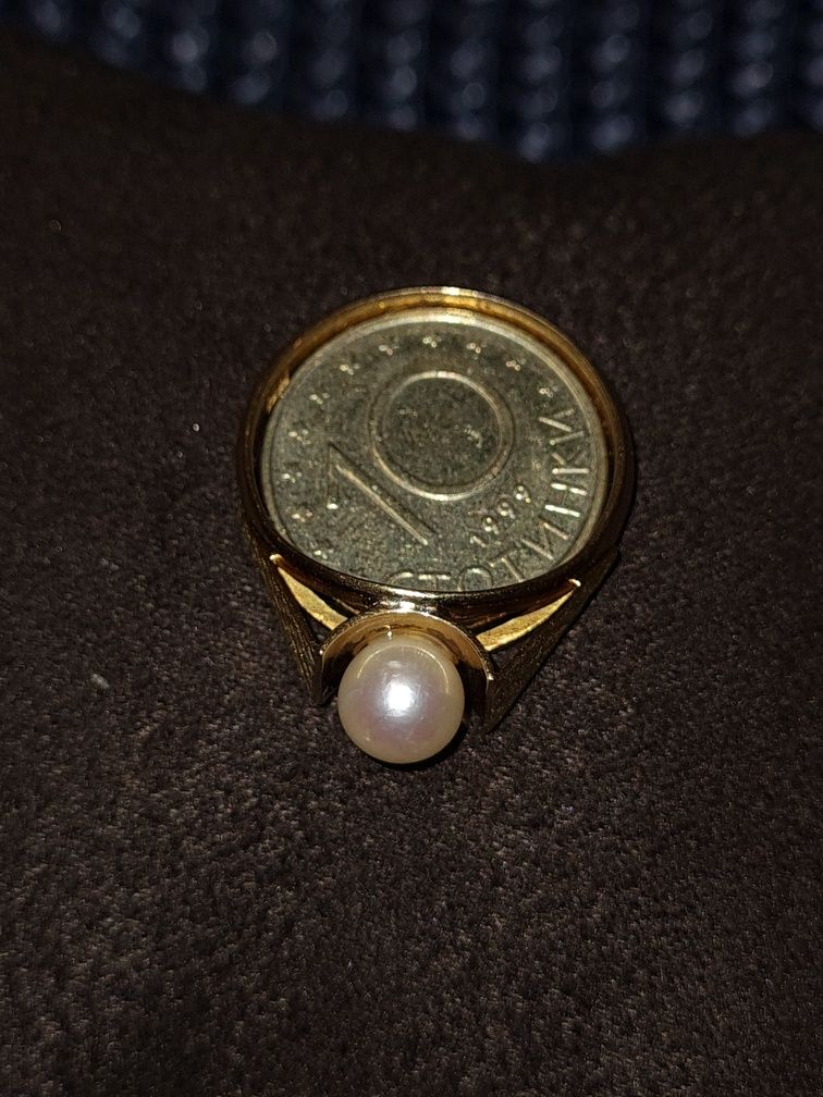 Златен пръстен с перла