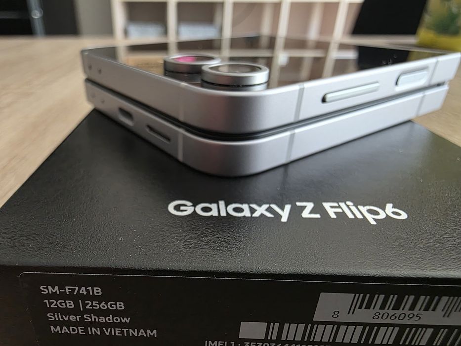 Перфектен Samsung Z Flip 6 256GB Silver Shadow, в гаранция
