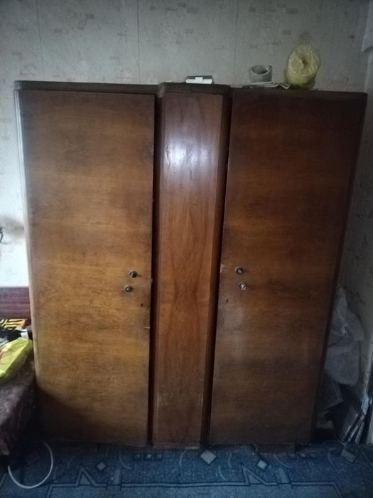 Продавам масивен двукрилен гардероб
Символична Цена 50лв.
гр.Варна ул.