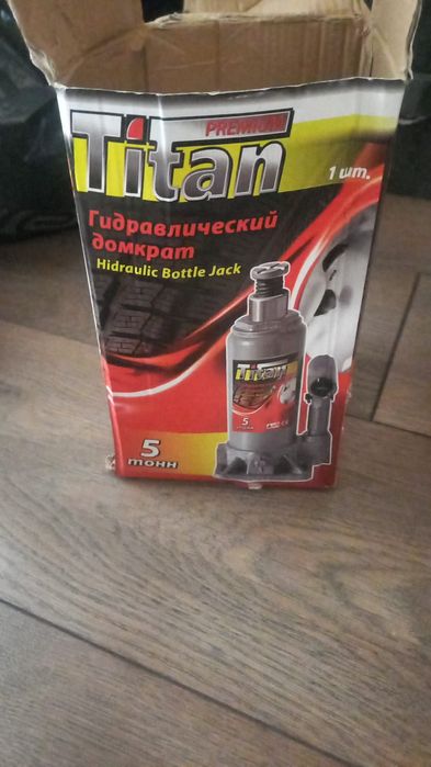 Продам домкрат 5тн новый в упаковке  цена 10 000.