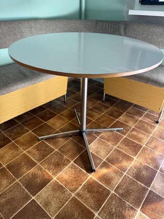 Гардероб, шкафове, бюро, кухненска маса, диван