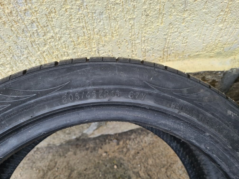 2 бр. летни гуми 205/45/16 Kumho 4 mm DOT 0113