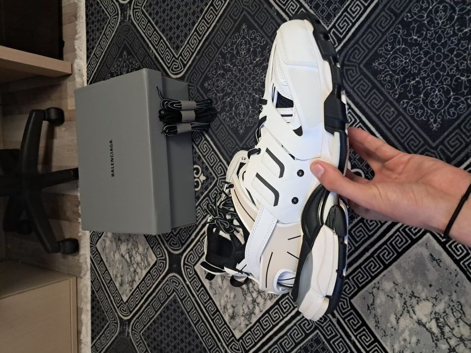 Balenciaga track noi cu eticheta