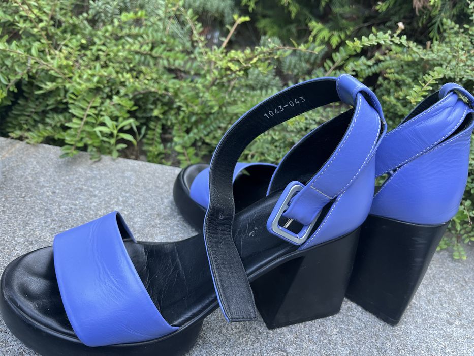 Дамски обувки от черен велур и лак