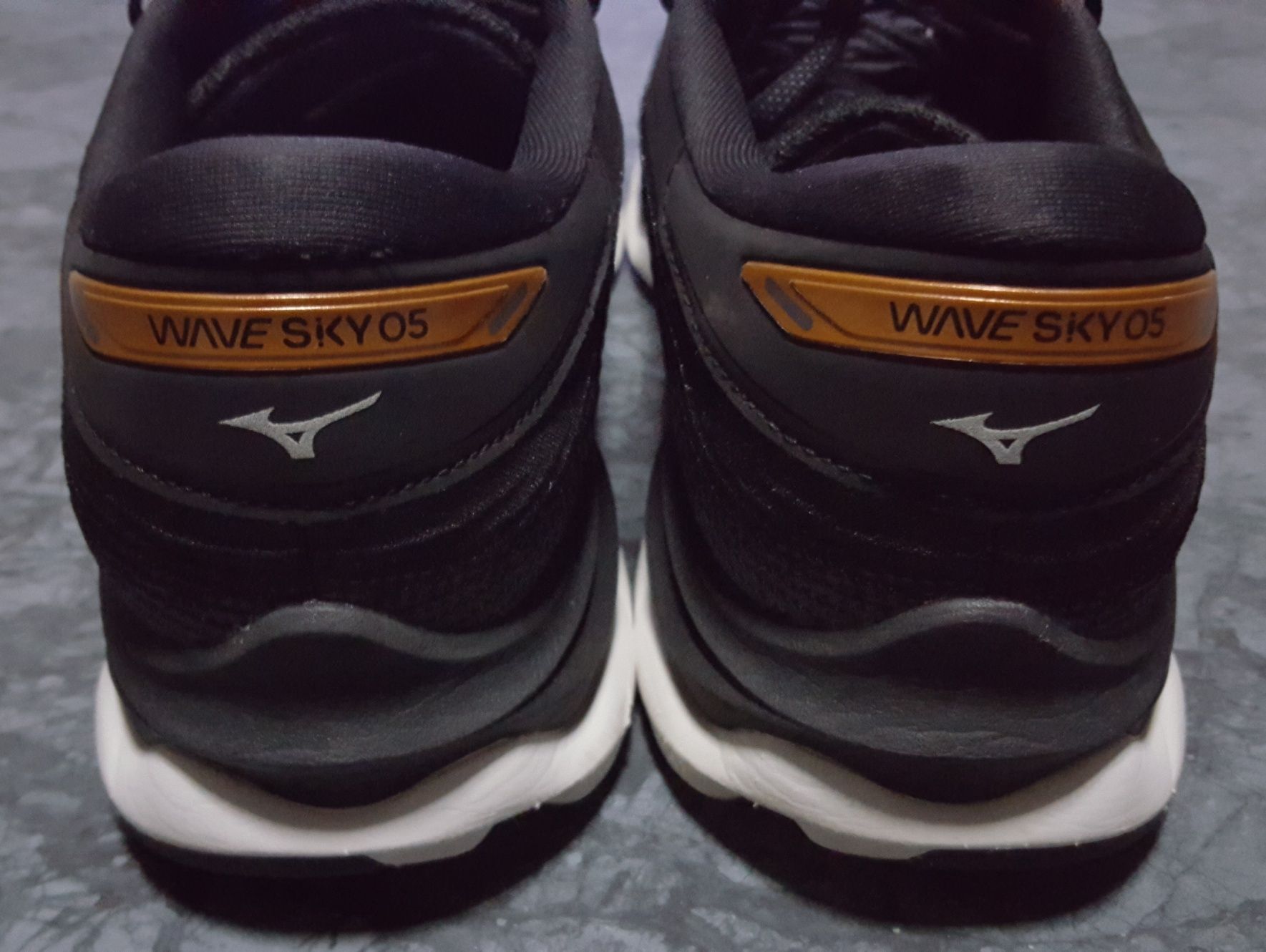 Mizuno Wave Sky 05
