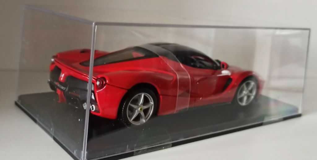 Macheta Ferrari LaFerrari 2013 rosu - Bburago/Altaya 1/24 cu vitrina