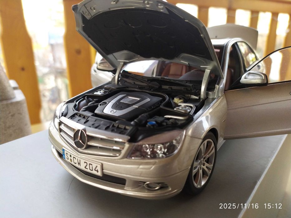 1:18 Autoart - Mercedes C-Class W204 Avantgarde