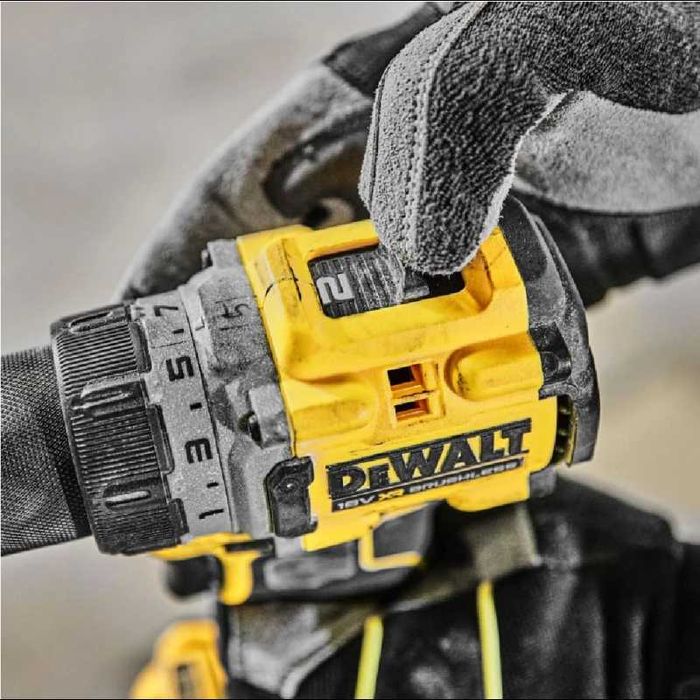 Акумулаторен винтоверт  с безчетков двигател с 2 батерии и зарядно