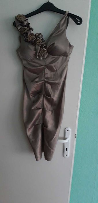 Официална сатенена златна рокля размер 36