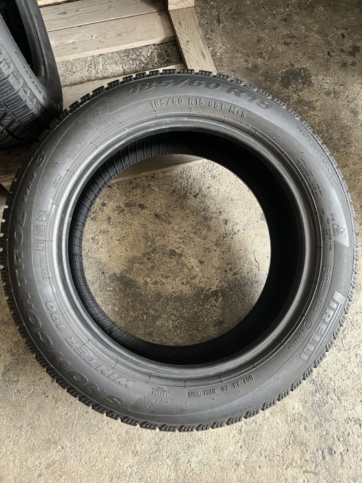 4 anvelope de iarna 185/60/15 Pirelli!