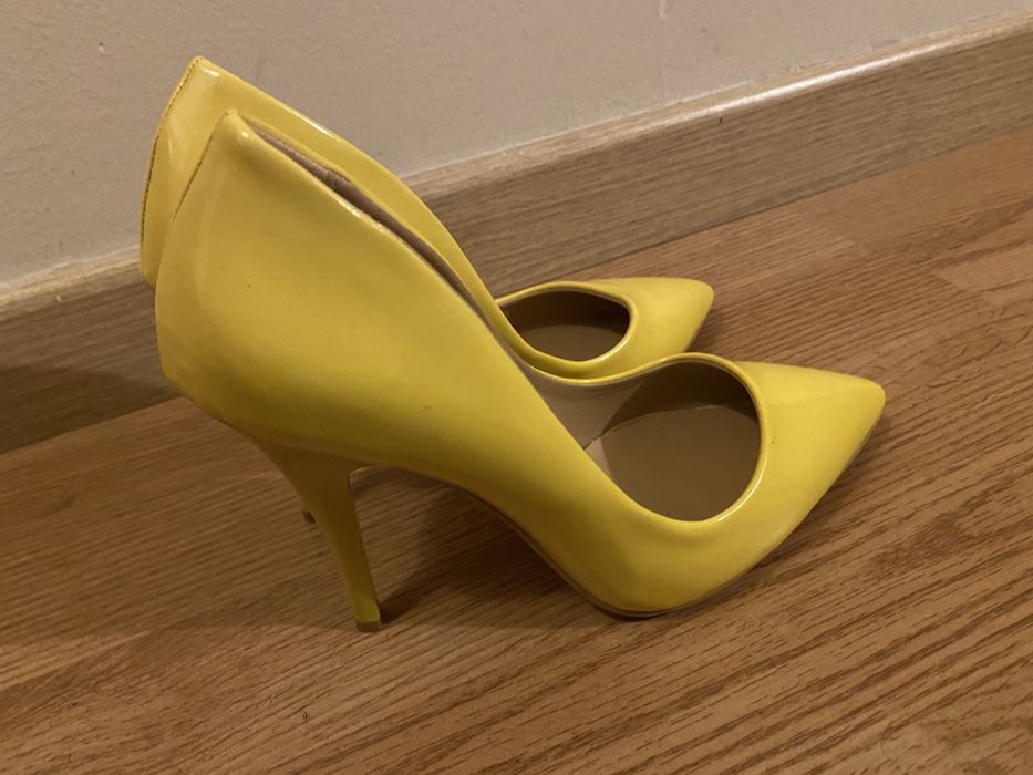 Pantofi noi, culoare galbena