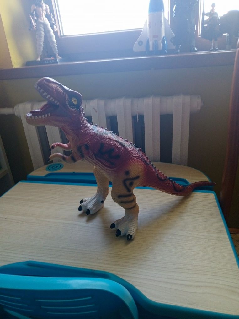 Рычащий динозавр
