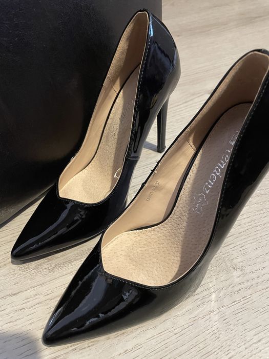 Дамски черни лачени обувки