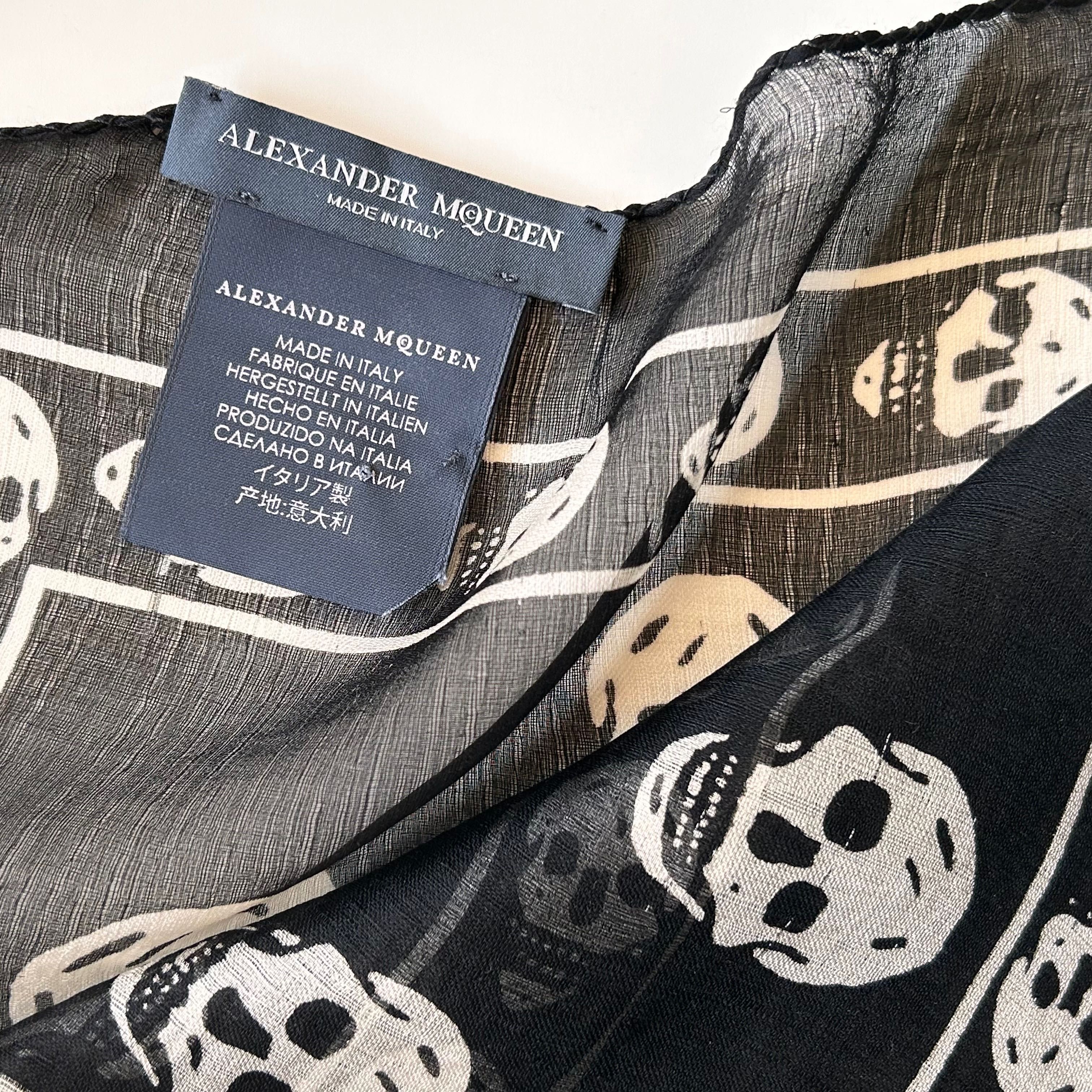 Alexander McQueen оригинален копринен шал на черепи