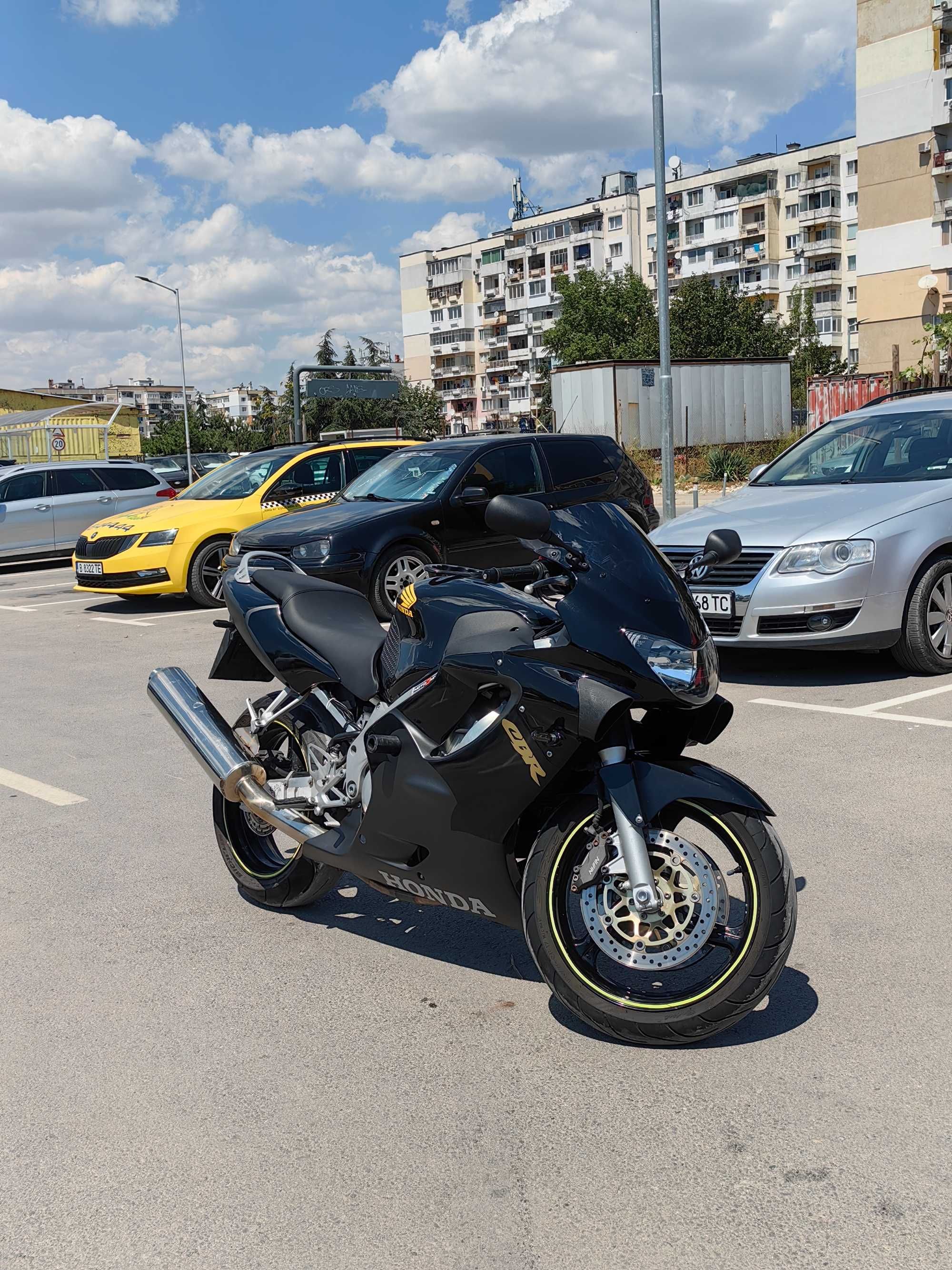 Honda CBR 600 много запазен и красив.