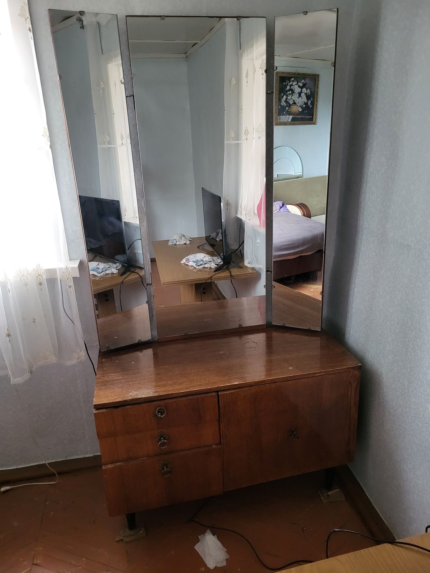 Отдам даром трюмо