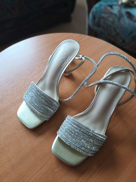 Sandale elegante argintii , cu pietre .superbe