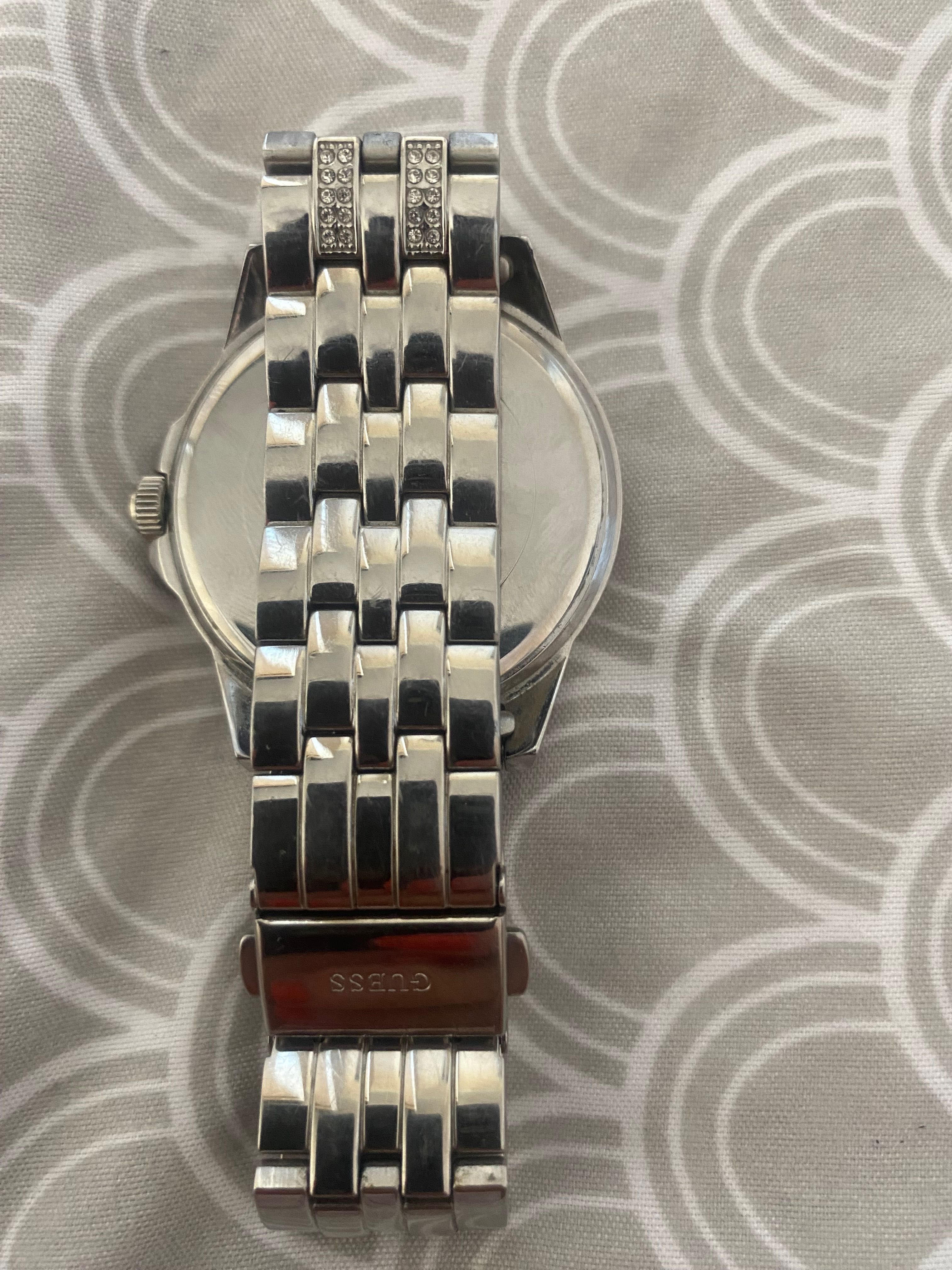Часовник Guess в отлично състояние