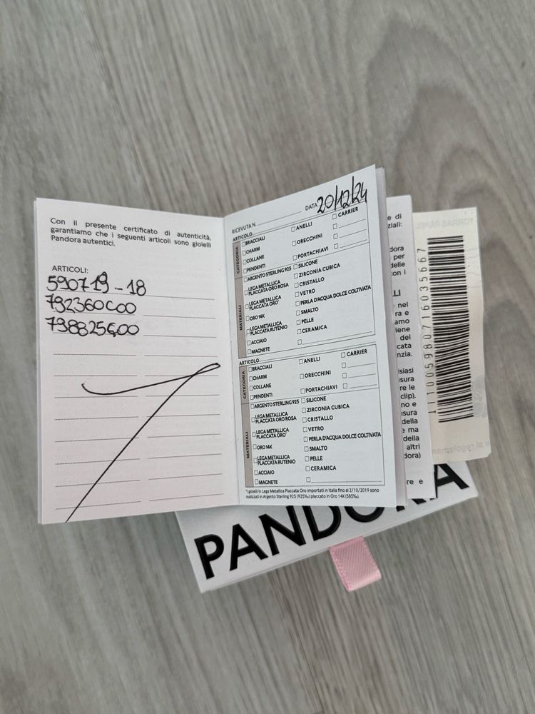 Pandora гривна с две чармчета
