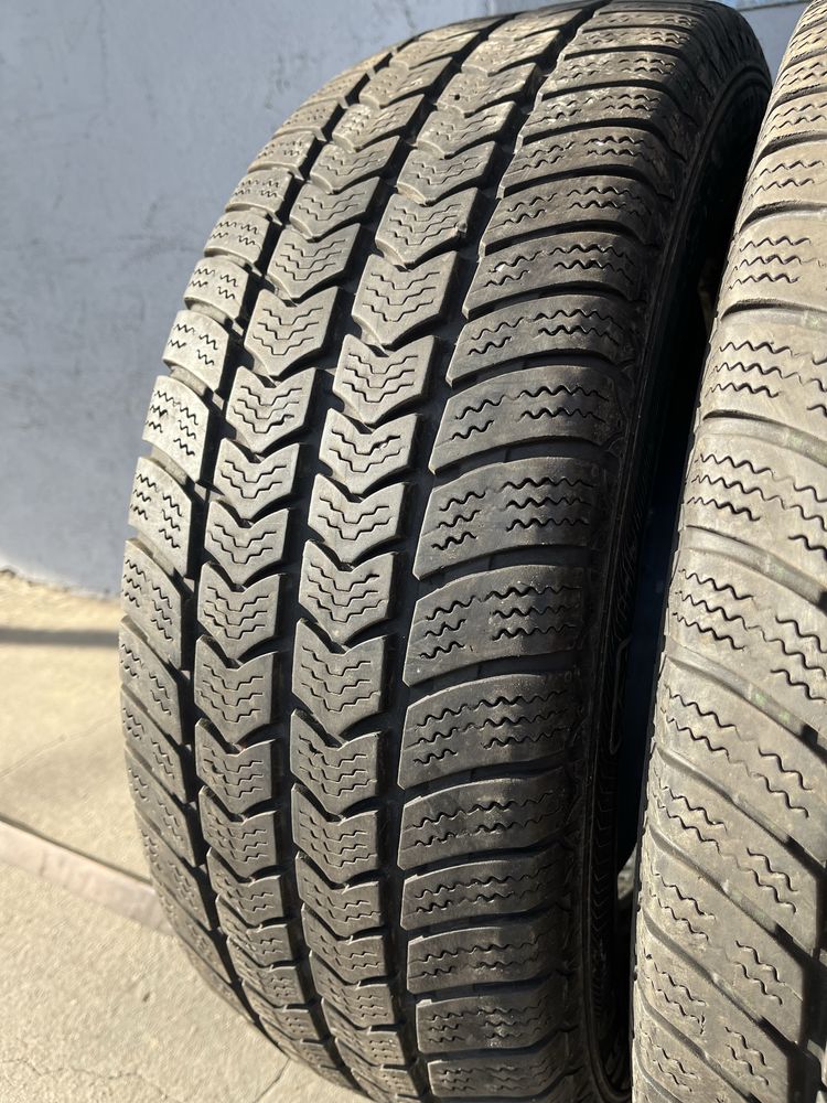 2 бр. зимни гуми за бус 215/65/16C Semperit 7 mm DOT 3018