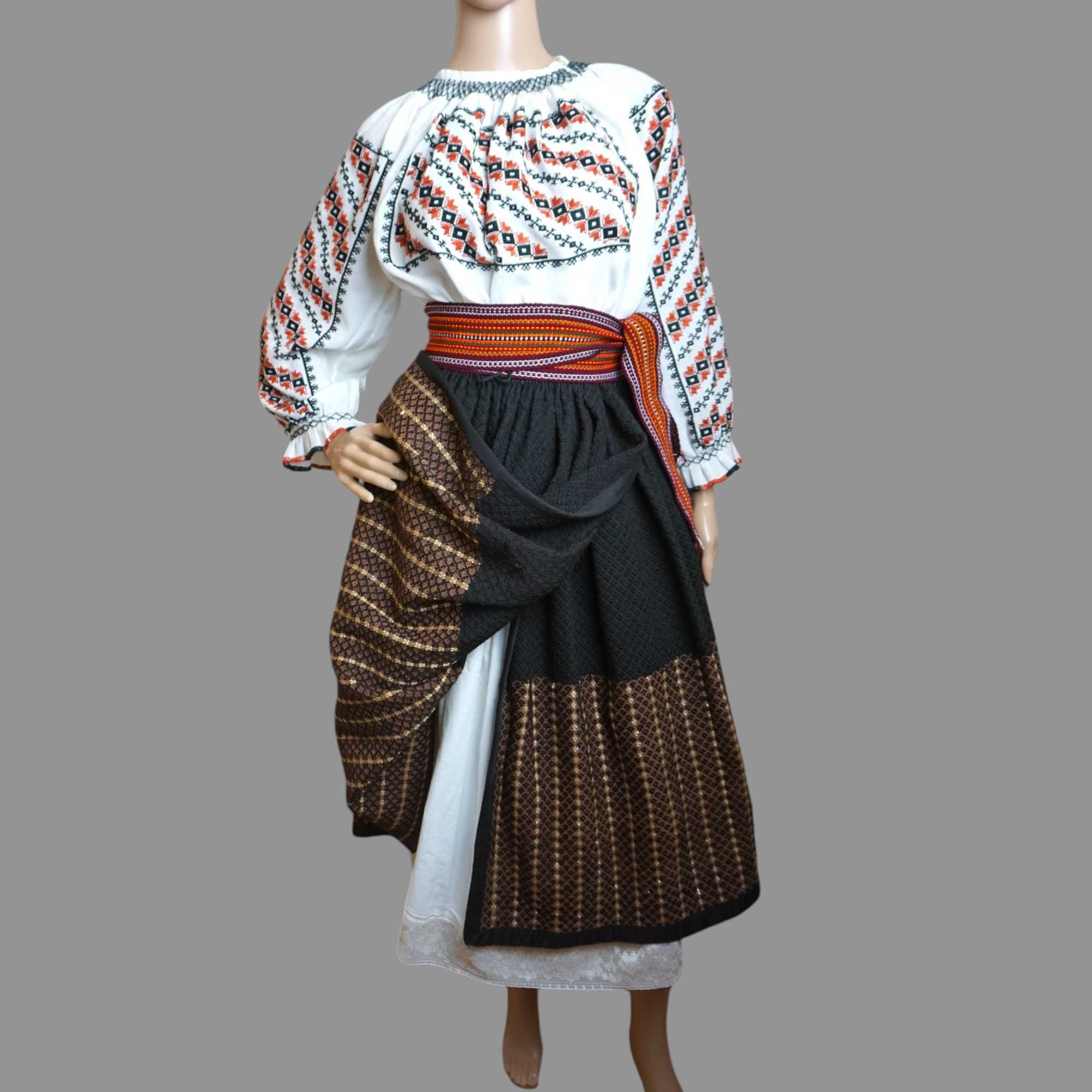 Costum popular vechi , autentic lucrat manual masura 36