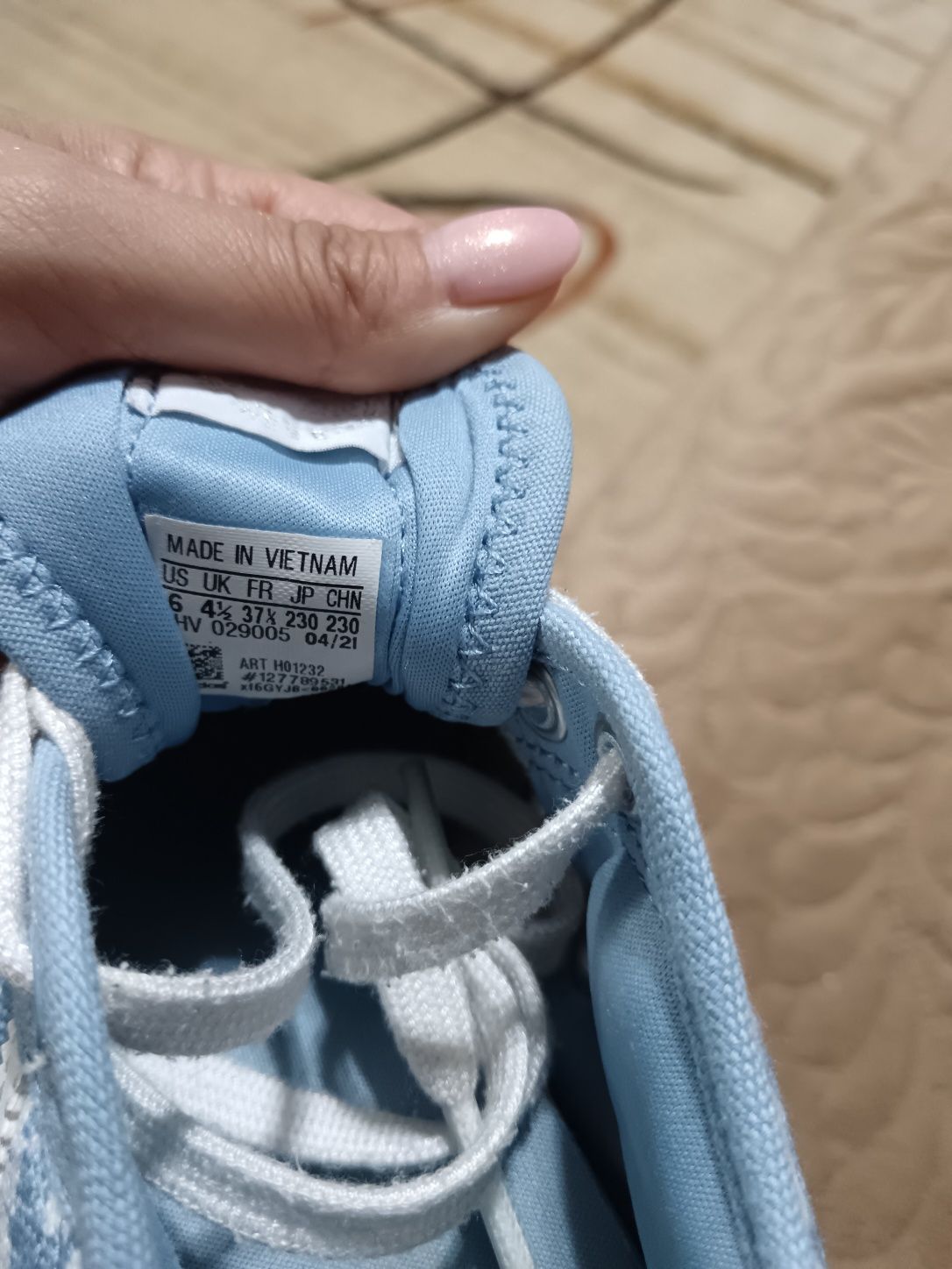 Teniși Adidas de vânzare