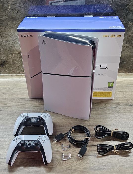 Playstation 5 slim с два джойстика.
