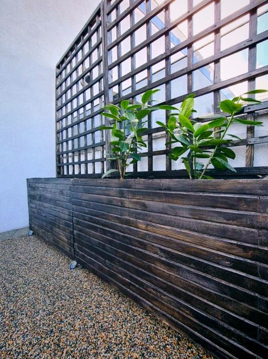 Jardiniere cu spalier la comanda