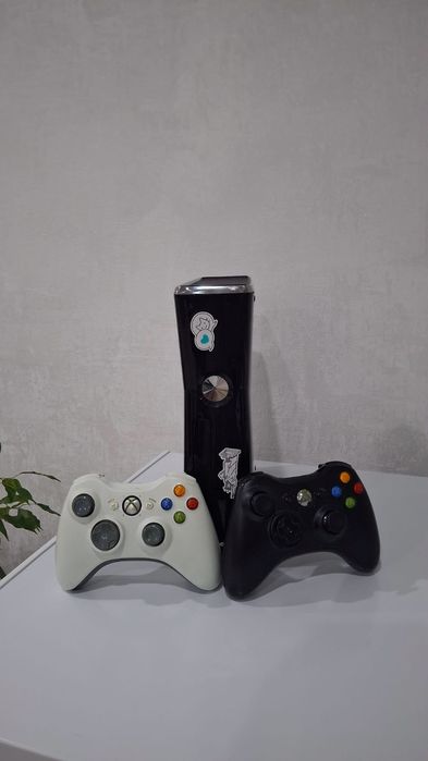 Продаю оригинальный Xbox 360 с играми и аксессуаром