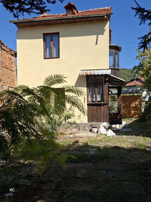 Продавам  двуетажна къща