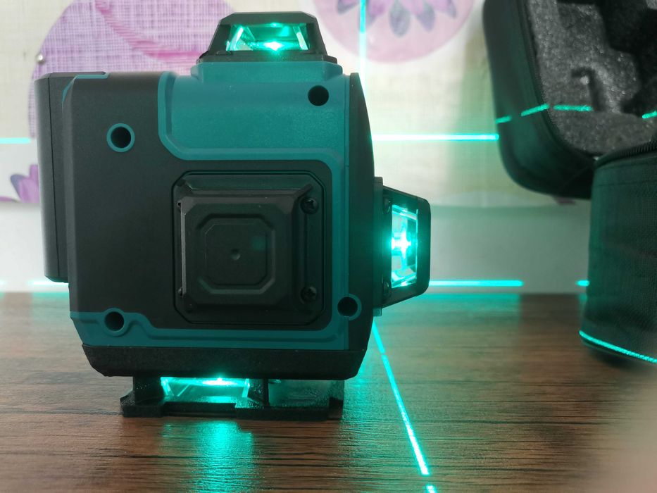 Nivela laser 16 linii 4 D cu trepied și Autonivelare