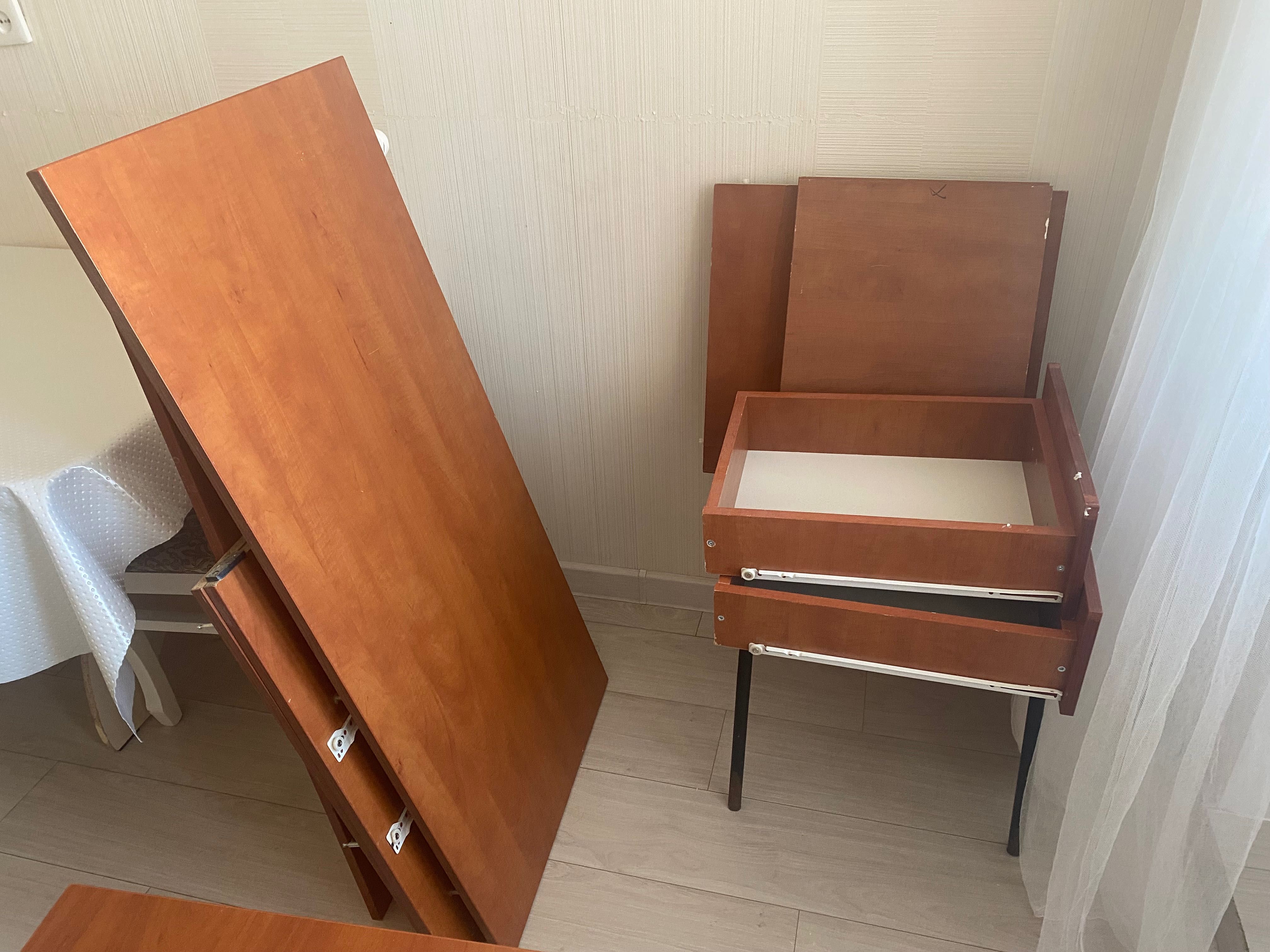 Продам два стола письменных можно для школьников