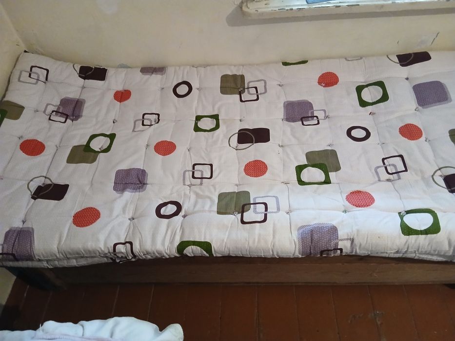 Матрац. пружинный  , и ватные .