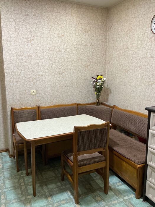 Кухонный уголок со столом и 2 стульями