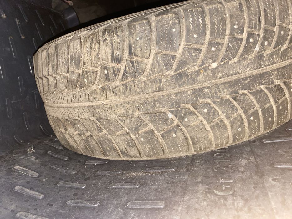 Продам комплект зимней(шипы) резины 215/55/R17