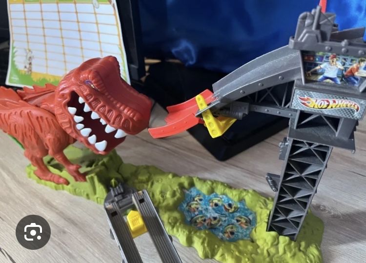 T-Rex Hotwheels писта с динозавър