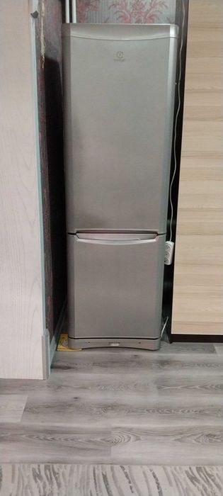 Продам  холодильник Индезит б/у в хорошем состоянии.