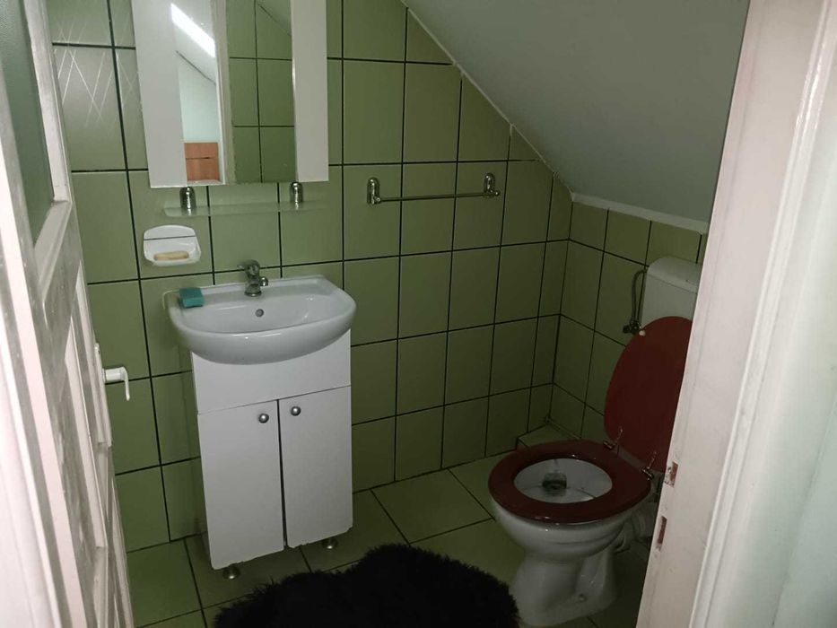 închiriez o camera cu baie pentru o persoana