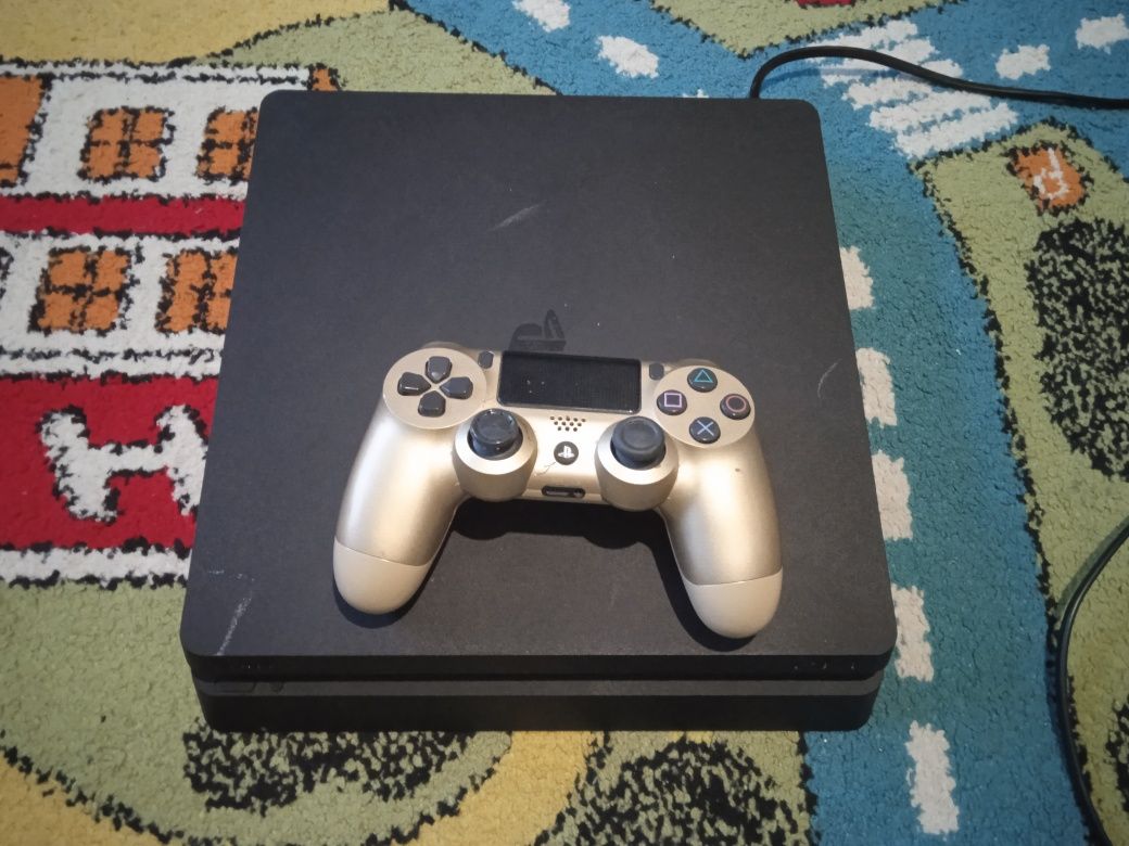 Продавам Плейстейшън 4 500г с три игри