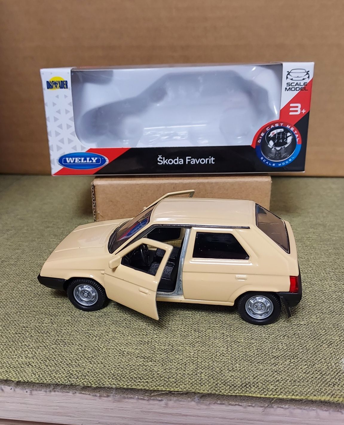 Macheta Skoda Favorit vintage '87 Welly 1/34-masinuta,jucarie colectie