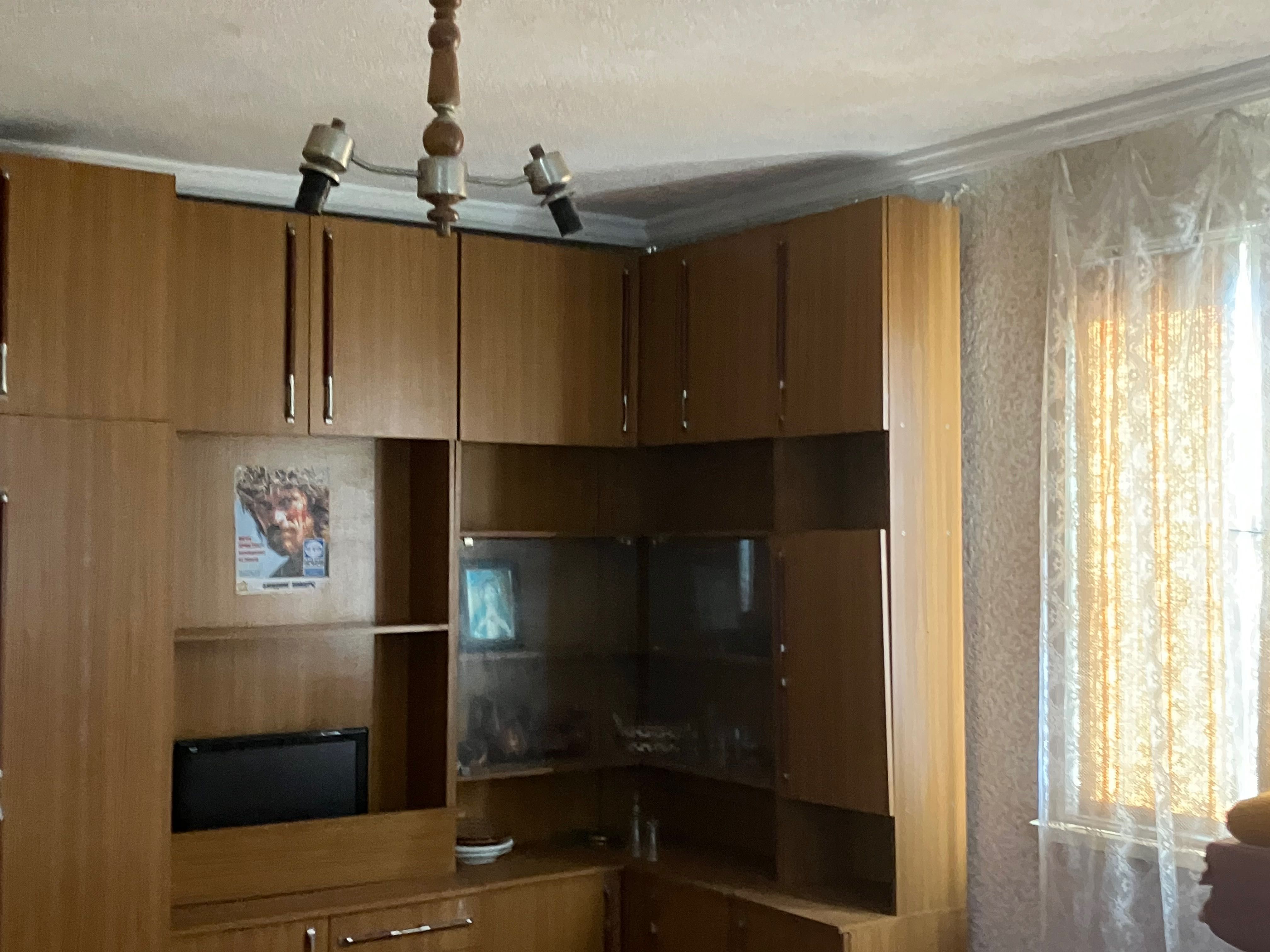Продавам масивна двуетажна къща