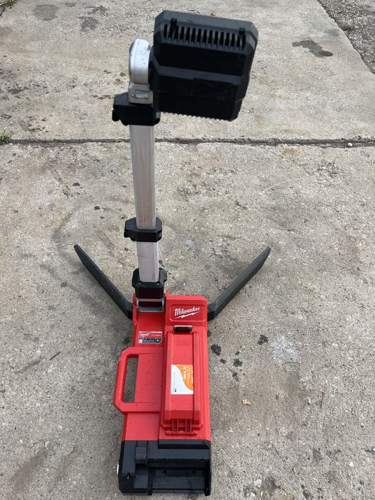 LED прожектор със стойка MILWAUKEE M18 ONERSAL